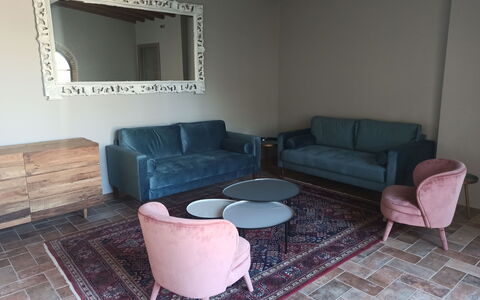 Fattoria Di Quercia Al Poggio: Canapé, Table, Meubles, Propriété, Bâtiment, Bois, Design Intérieur, Salon, Rectangle, Architecture