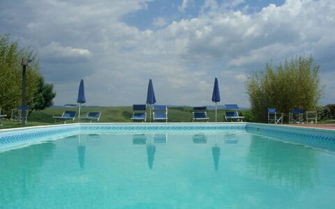 Agriturismo Il Gattero: Piscine, L'Eau, Propriété, Loisir, Centre De Loisirs, Bâtiment, Ciel, Architecture, Été, Ville Resort