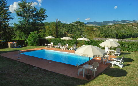 Villa Sieve: Piscine, Propriété, Immobilier, Loisir, Herbe, Maison, Bâtiment, Vacances, Villa, Recours