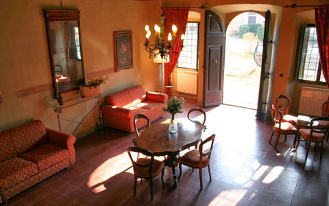 Villa Sieve: Pièce, Propriété, Bâtiment, Maison, Design Intérieur, Sol, Salon, Meubles, Immobilier, Table