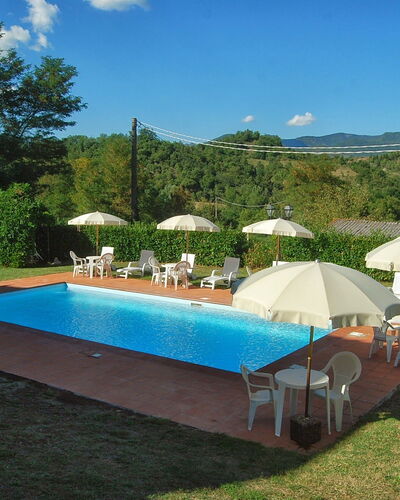 Villa Sieve: Piscine, Propriété, Immobilier, Loisir, Herbe, Maison, Bâtiment, Vacances, Villa, Recours