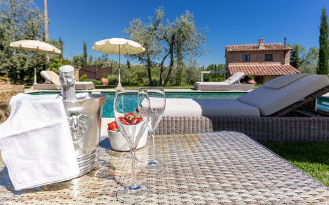 Villa Melinda: Propriété, Piscine, Recours, Vacances, Immobilier, Table, Villa, Meubles, Loisir, Maison