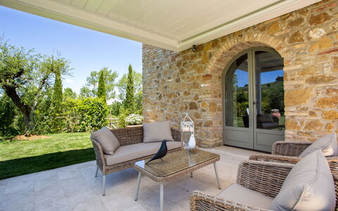 Villa Melinda: Propriété, Immobilier, Meubles, Pièce, Bâtiment, Maison, Biens, Design Intérieur, Domicile, Table Basse