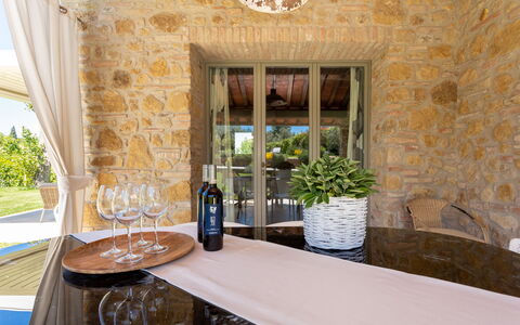 Villa Melinda: Propriété, Pièce, Bâtiment, Immobilier, Table, Meubles, Maison, Design Intérieur, Villa, Salle À Manger