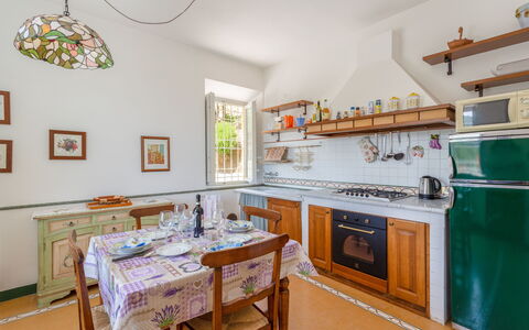 Villa Mastiano: Propriété, Pièce, Cuisine, Bâtiment, Meubles, Immobilier, Maison, Design Intérieur, Sol, Cabinetry