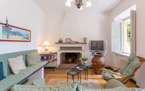 Villa Mastiano: Pièce, Propriété, Meubles, Salon, Design Intérieur, Bâtiment, Maison, Immobilier, Cheminée, Mur