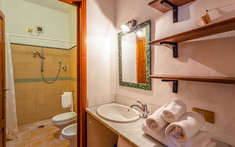 Villa Mastiano: Salle De Bains, Pièce, Propriété, Bâtiment, Immobilier, Maison, Design Intérieur, Architecture, Luminaire Plomberie, Domicile