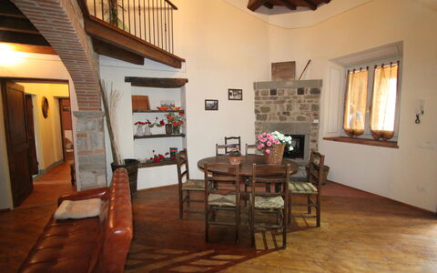 Villa Latera: Pièce, Propriété, Bâtiment, Design Intérieur, Maison, Sol, Meubles, Plafond, Salle À Manger, Grenier