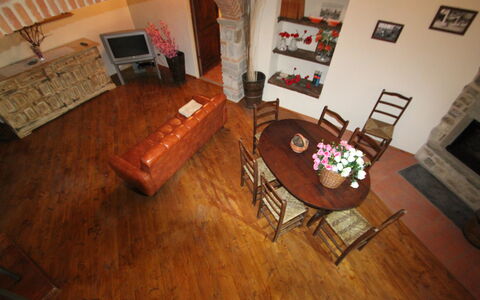 Villa Latera: Sol, Parquet, Dur, Pièce, Revêtement De Sol Stratifié, Sol, Salon, Propriété, Meubles, Design Intérieur