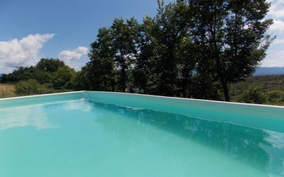 Villa Latera: Piscine, Bleu, Propriété, L'Eau, Ressources En Eau, Bleu Azur, Vacances, Loisir, Arbre, Immobilier
