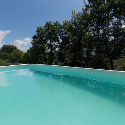 Villa Latera: Piscine, Bleu, Propriété, L'Eau, Ressources En Eau, Bleu Azur, Vacances, Loisir, Arbre, Immobilier