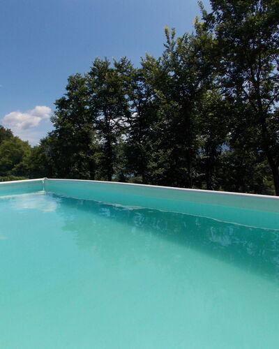 Villa Latera: Piscine, Bleu, Propriété, L'Eau, Ressources En Eau, Bleu Azur, Vacances, Loisir, Arbre, Immobilier
