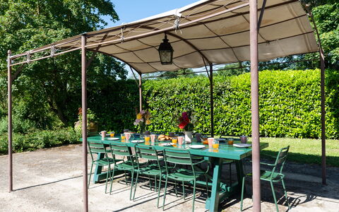 La Forra: Table, Plante, Meubles, Ombre, Mobilier De Jardin, Arbre, Tableau De Plein Air, Chaise, Herbe, Loisir