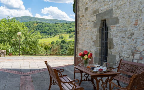 Podere Schignano: Fleur, Plante, Table, Meubles, Propriété, Nuage, Chaise, Bâtiment, Pot De Fleur, Ciel