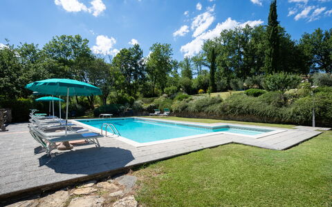 Podere Schignano: Ciel, L'Eau, Plante, Nuage, Piscine, Arbre, Ombre, Mobilier De Jardin, Loisir, Paysage