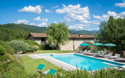Podere Schignano: Plante, Nuage, L'Eau, Ciel, Meubles, Bâtiment, Piscine, Vert, Arbre, Architecture