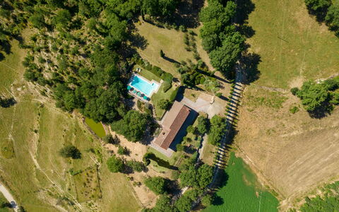 Podere Schignano: Plante, Bâtiment, Écorégion, Paysage Naturel, Arbre, Lot Terre, Design Urbain, Maison, Biome, Pente