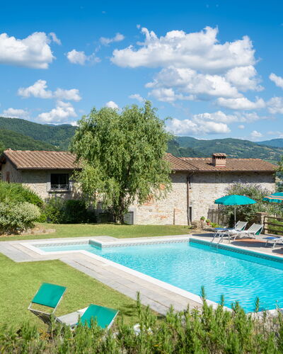 Podere Schignano: Plante, Nuage, L'Eau, Ciel, Meubles, Bâtiment, Piscine, Vert, Arbre, Architecture