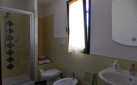 Il Circolo: Salle De Bains, Pièce, Propriété, Lavabo, Toilette, Luminaire Plomberie, Mur, Évier, Design Intérieur, Architecture