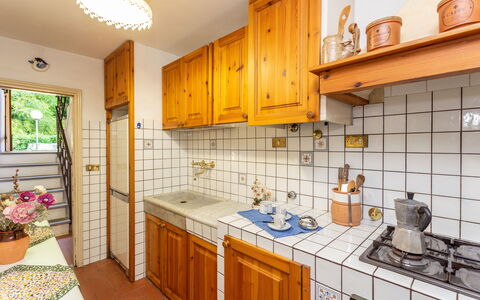 La Ripresa: Propriété, Pièce, Cuisine, Comptoir, Bâtiment, Cabinetry, Maison, Immobilier, Meubles, Jaune