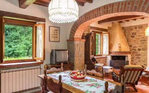 La Ripresa: Plafond, Pièce, Propriété, Bâtiment, Design Intérieur, Meubles, Domicile, Maison, Salle À Manger, Table