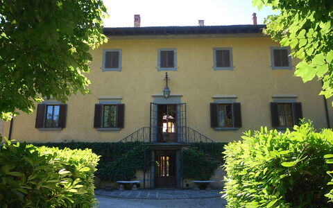Villa Paola: Propriété, Maison, Bâtiment, Domicile, Immobilier, Architecture, Arbre, Façade, Biens, Quartier