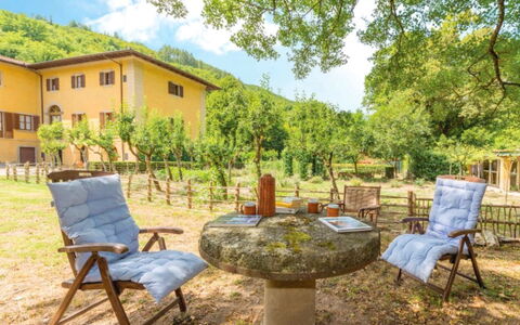 Villa Paola: Propriété, La Nature, Cour, Arrière-Cour, Immobilier, Meubles, Patio, Jardin, Table, Pièce