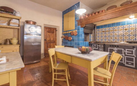 Villa Paola: Pièce, Propriété, Meubles, Bâtiment, Design Intérieur, Sol, Table, Immobilier, Plafond, Cabinetry