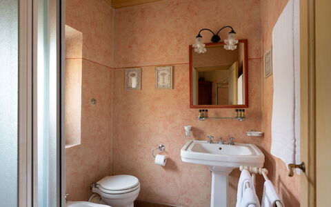 Villa Paola: Lavabo, Salle De Bains, Luminaire Plomberie, Mur, Évier, Design Intérieur, Robinet, Sol, Plomberie, Sol