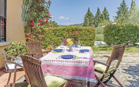 La Casetta: Propriété, Nappe De Table, Table, Meubles, Tableau De Plein Air, Patio, Immobilier, Maison, Pièce, Chalet