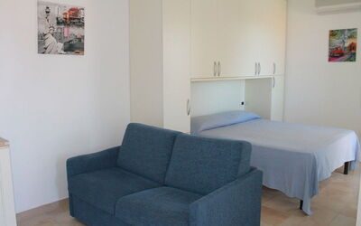 Monolocale con Piccolo Terrazzo 110: Meubles, Pièce, Propriété, Sol, Canapé, Design Intérieur, Bâtiment, Canapé-Lit, Salon, Confort