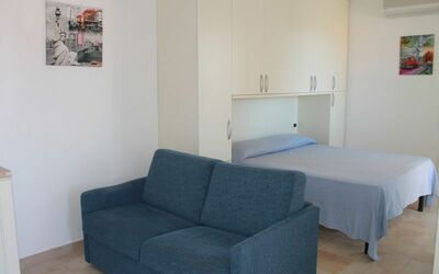 Monolocale con Piccolo Terrazzo 210: Meubles, Pièce, Propriété, Sol, Canapé, Design Intérieur, Bâtiment, Canapé-Lit, Salon, Confort