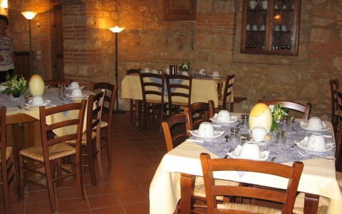 Borgo Santinovo: Restaurant, Propriété, Bâtiment, Pièce, Table, Meubles, Immobilier, Salle À Manger