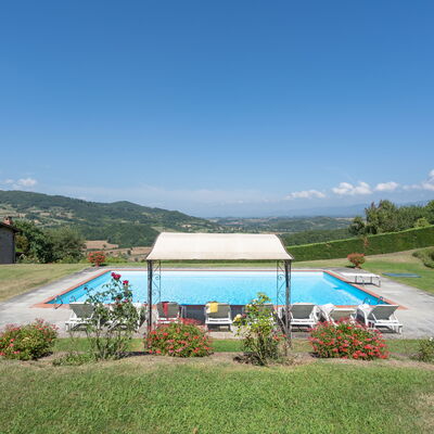 Villa La Terrazza: Paysage Naturel, Piscine, Propriété, Ressources En Eau, Ciel, Maison, Station De Montagne, Herbe, Vacances, Lot Terre