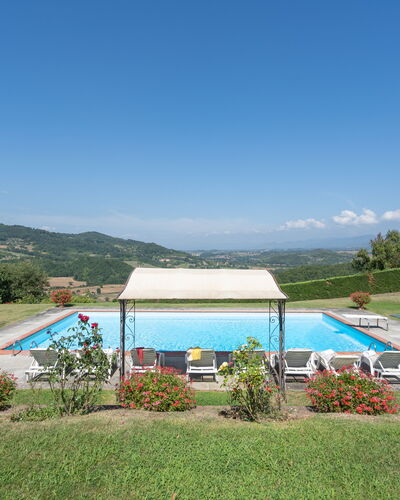 Villa La Terrazza: Paysage Naturel, Piscine, Propriété, Ressources En Eau, Ciel, Maison, Station De Montagne, Herbe, Vacances, Lot Terre
