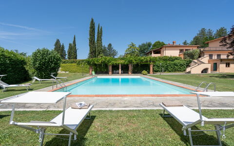 Villa Santa Maria: Piscine, Propriété, Herbe, Immobilier, Maison, Biens, Bâtiment, Zone Résidentielle, Loisir, Villa
