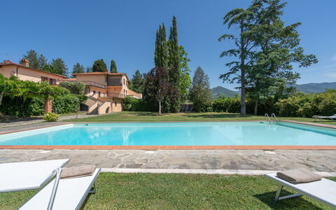 Villa Santa Maria: Piscine, Propriété, Maison, Immobilier, Domicile, Zone Résidentielle, Biens, Bâtiment, Herbe, Arrière-Cour