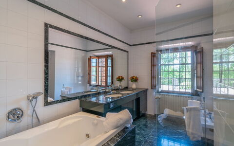 Villa Santa Maria: Propriété, Pièce, Bâtiment, Salle De Bains, Design Intérieur, Immobilier, Baignoire, Maison, Biens, Plafond