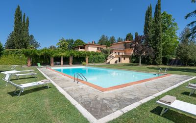 Villa Santa Maria: Piscine, Propriété, Maison, Immobilier, Bâtiment, Biens, Herbe, Zone Résidentielle, Loisir, Architecture