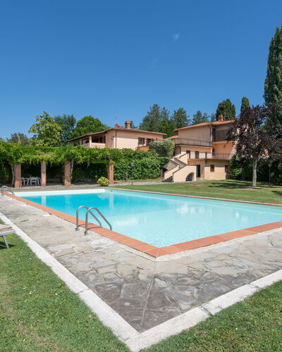 Villa Santa Maria: Piscine, Propriété, Maison, Immobilier, Bâtiment, Biens, Herbe, Zone Résidentielle, Loisir, Architecture