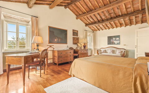 Il Vignale: Meubles, Mur, Lit, Chambre, Drap De Lit, Literie, Domicile, Design Intérieur, Cadre De Lit, Sol