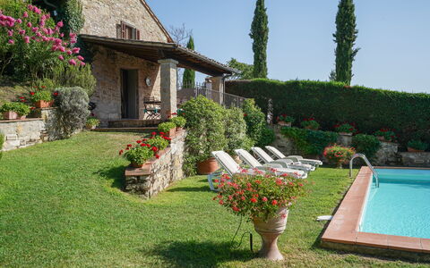 Villa San Lorenzo: Propriété, Cour, Maison, Herbe, Jardin, Arrière-Cour, Pelouse, Bâtiment, Immobilier, Arbuste