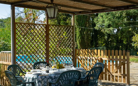 Villa Cinzia: Plante, Propriété, Meubles, Table, Chaise, Lumière, Ombre, Tableau De Plein Air, Mobilier De Jardin, Porche