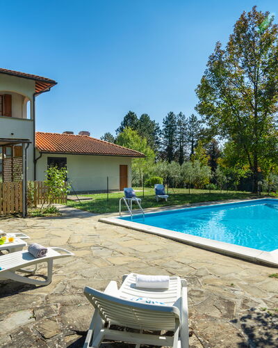 Villa Cinzia: L'Eau, Plante, Bâtiment, Propriété, Ciel, Fenêtre, Piscine, Arbre, Bleu Azur, Ombre