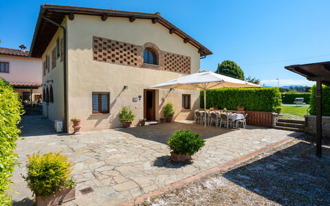 Villa Del Borgo: Maison, Arbuste, Domicile, Porte, Biens, Chalet, Jardin, Pot De Fleur, Ferme, Cour
