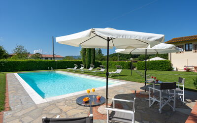 Villa Del Borgo: Piscine, Mobilier De Jardin, Parapluie, Meubles, Recours, Balancelle, Chaise, Ombre, Eco Hôtel, Tableau De Plein Air