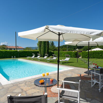 Villa Del Borgo: Piscine, Mobilier De Jardin, Parapluie, Meubles, Recours, Balancelle, Chaise, Ombre, Eco Hôtel, Tableau De Plein Air