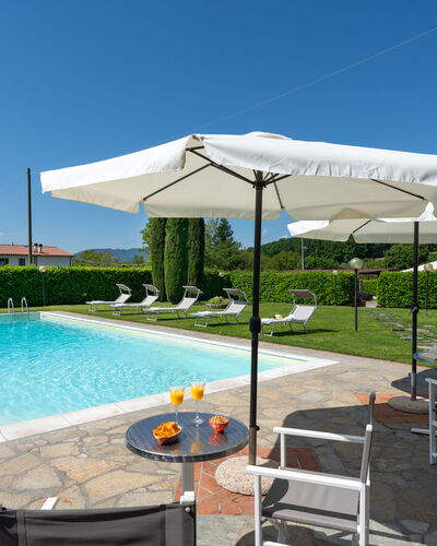 Villa Del Borgo: Piscine, Mobilier De Jardin, Parapluie, Meubles, Recours, Balancelle, Chaise, Ombre, Eco Hôtel, Tableau De Plein Air