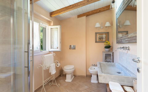 Villa Il Nido: Luminaire Plomberie, Propriété, Robinet, Salle De Bains, Baignoire, Bâtiment, Violet, Évier, Miroir