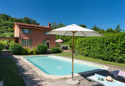 Villa Il Nido: L'Eau, Plante, Ciel, Propriété, Bâtiment, Bleu Azur, Ombre, Piscine, Arbre, Lot Terre